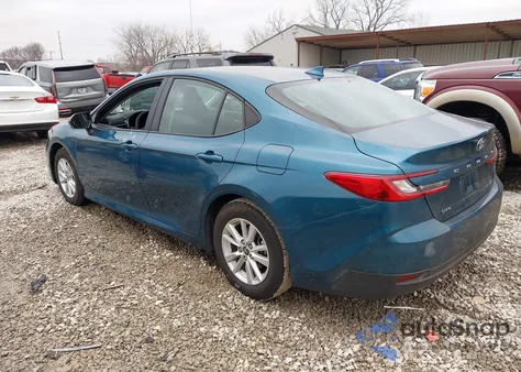 2025 Toyota Camry Le z USA, uszkodzony, nr VIN 4T1DAACK2SU153200